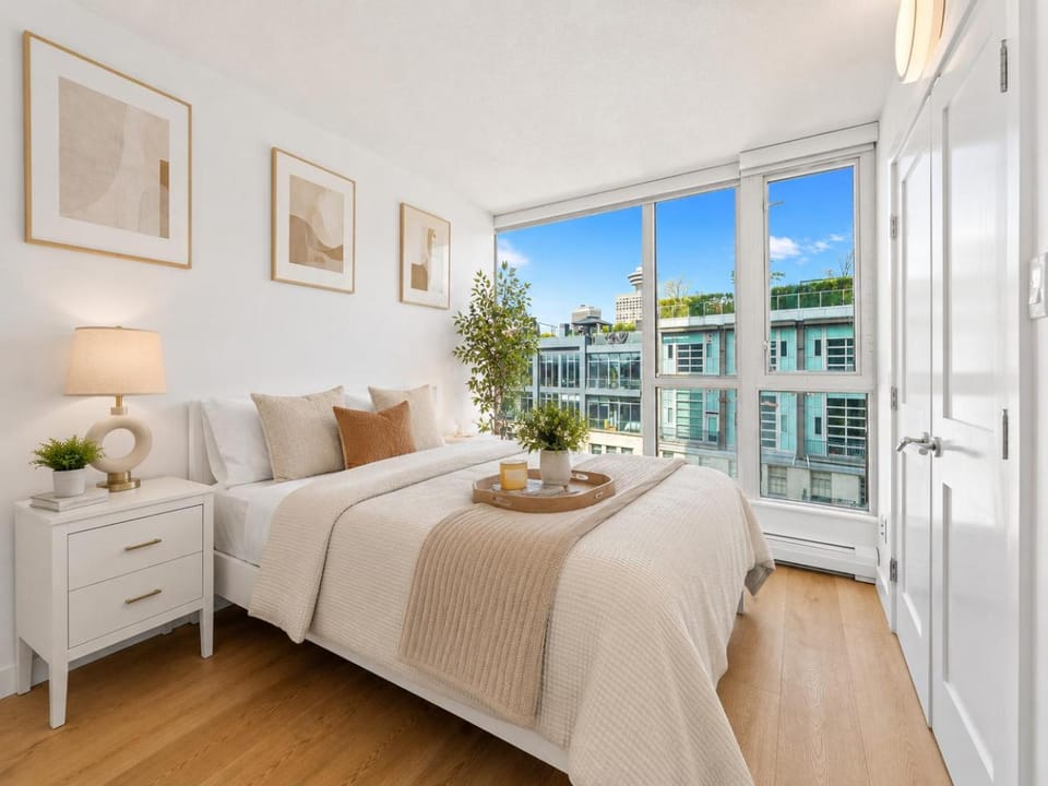 Stylish 3 Bedroom Home Near BC Place Rogers Arena and SkyTrain Apartment in Vancouver