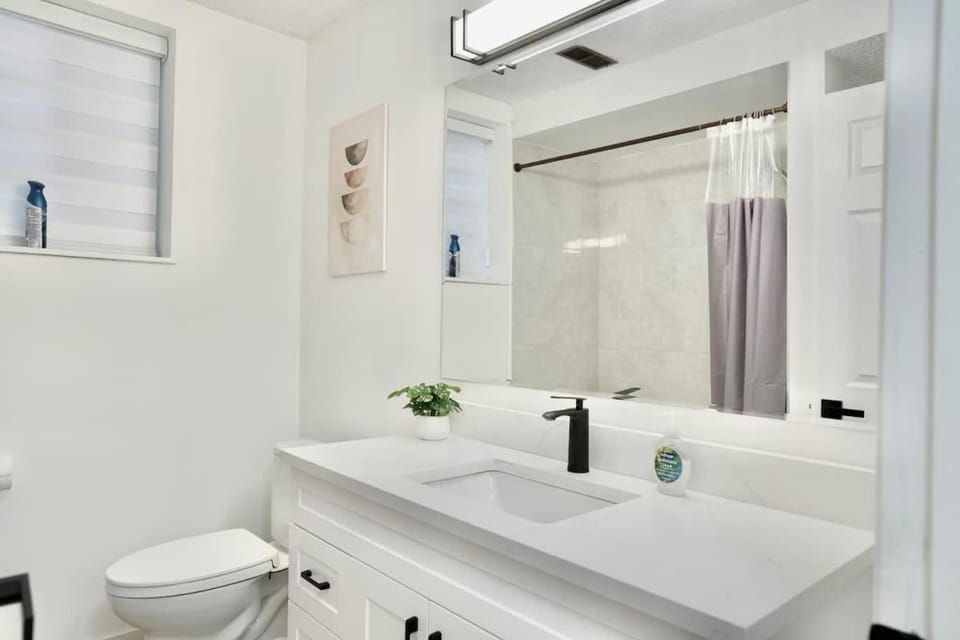 Convenient & Cozy 8 Beds Home - Prime Location with 4 Free Parking House in Vancouver