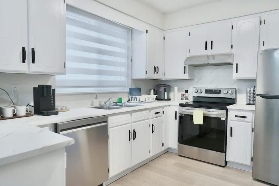 Convenient & Cozy 8 Beds Home - Prime Location with 4 Free Parking House in Vancouver