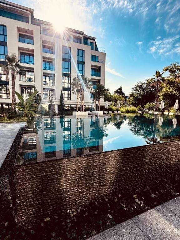 Sunny Flat Near the Beach & Pool View Apartment in Varna