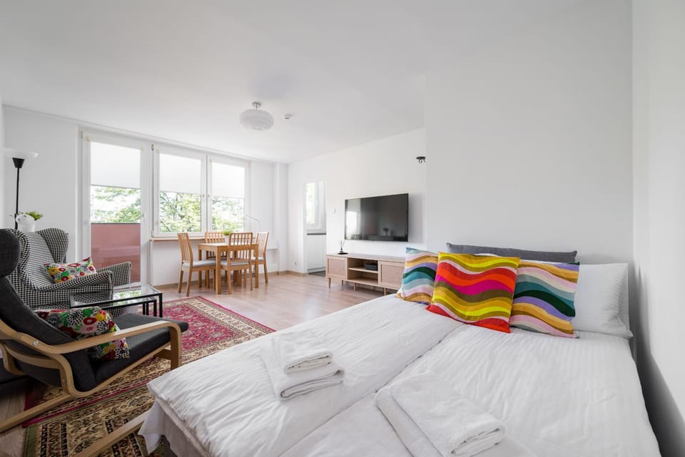 Communal lounge/ TV room, Bed, TV and multimedia, Living room, Photo of the whole room, Seating area, Evening entertainment, Bedroom, towels