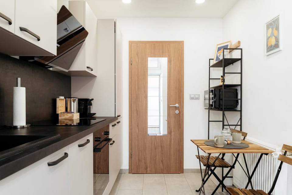 Kitchen or kitchenette, Dining area, oven, pet friendly