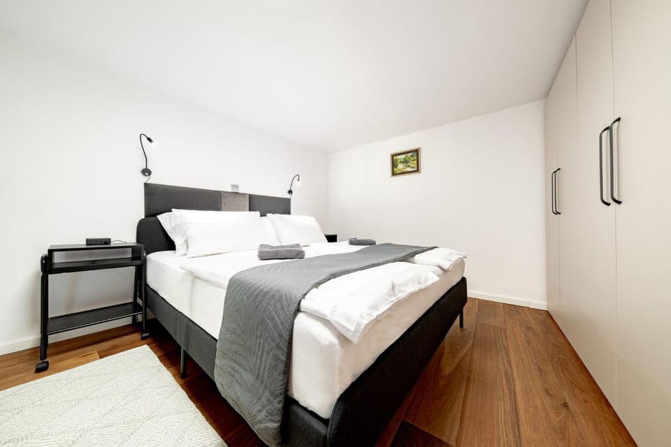 Bed, Photo of the whole room, Bedroom, towels