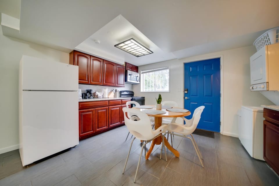 Kitchen or kitchenette, Seating area, Dining area, oven, stove, toaster