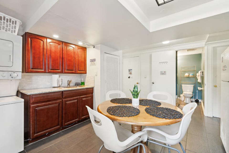 Kitchen or kitchenette, Dining area, oven, stove