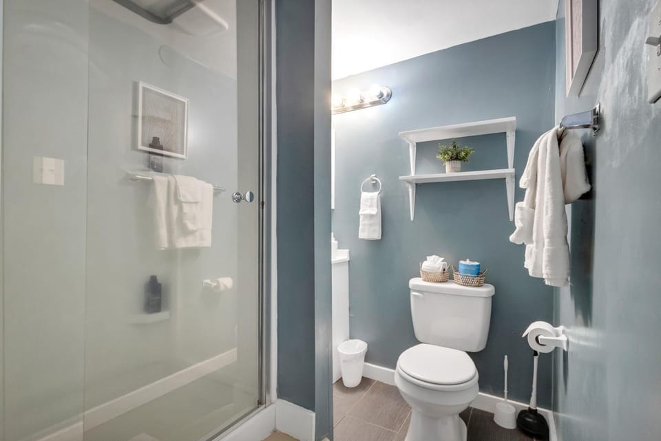 Shower, Toilet, Bathroom, towels