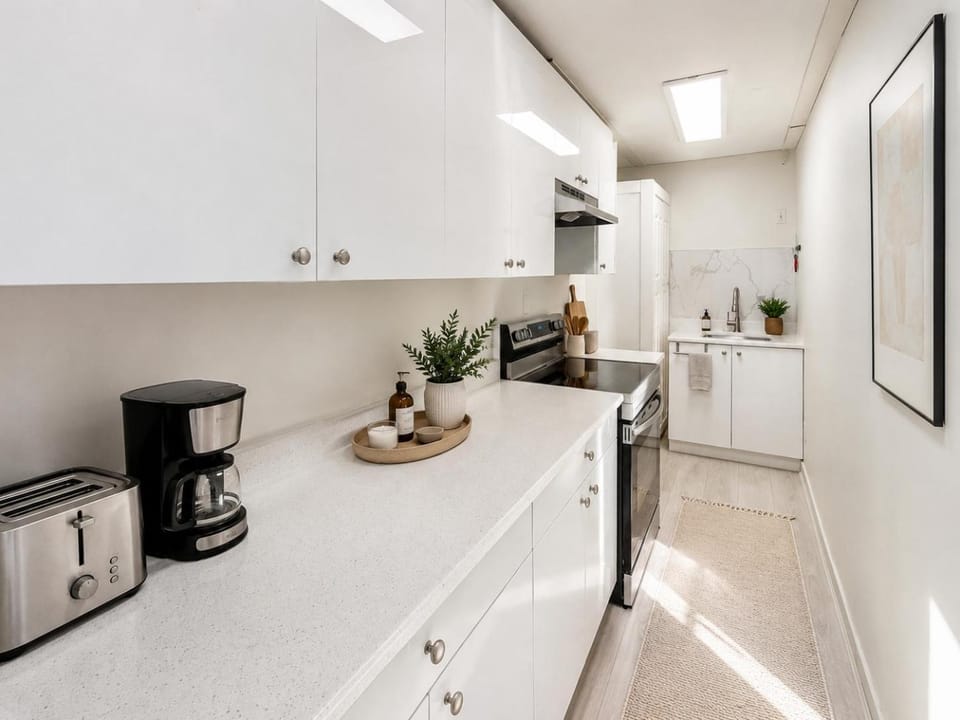 Unique 2 Bedroom Apartment Near Chinatown Rogers Arena and Seawall Apartment in Vancouver