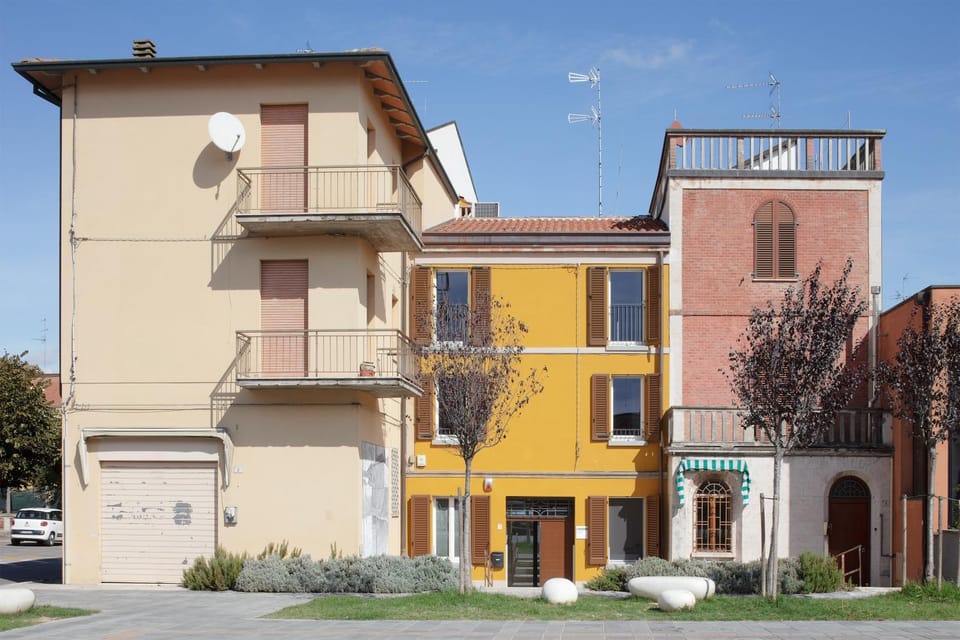 Property building, Neighbourhood