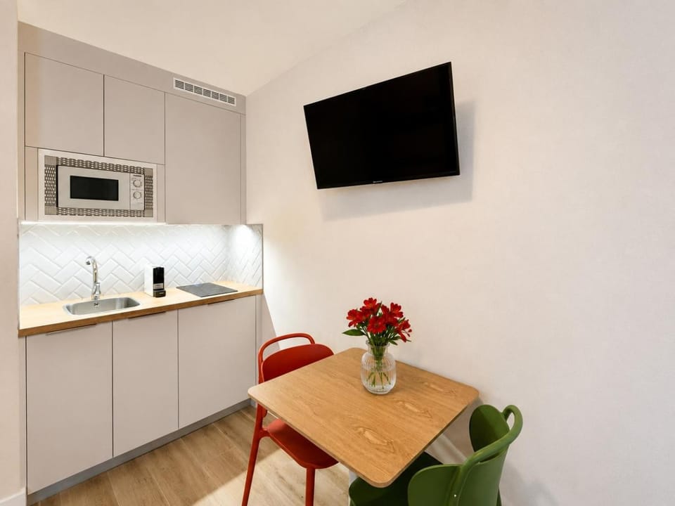 TV and multimedia, Kitchen or kitchenette, Dining area, stove