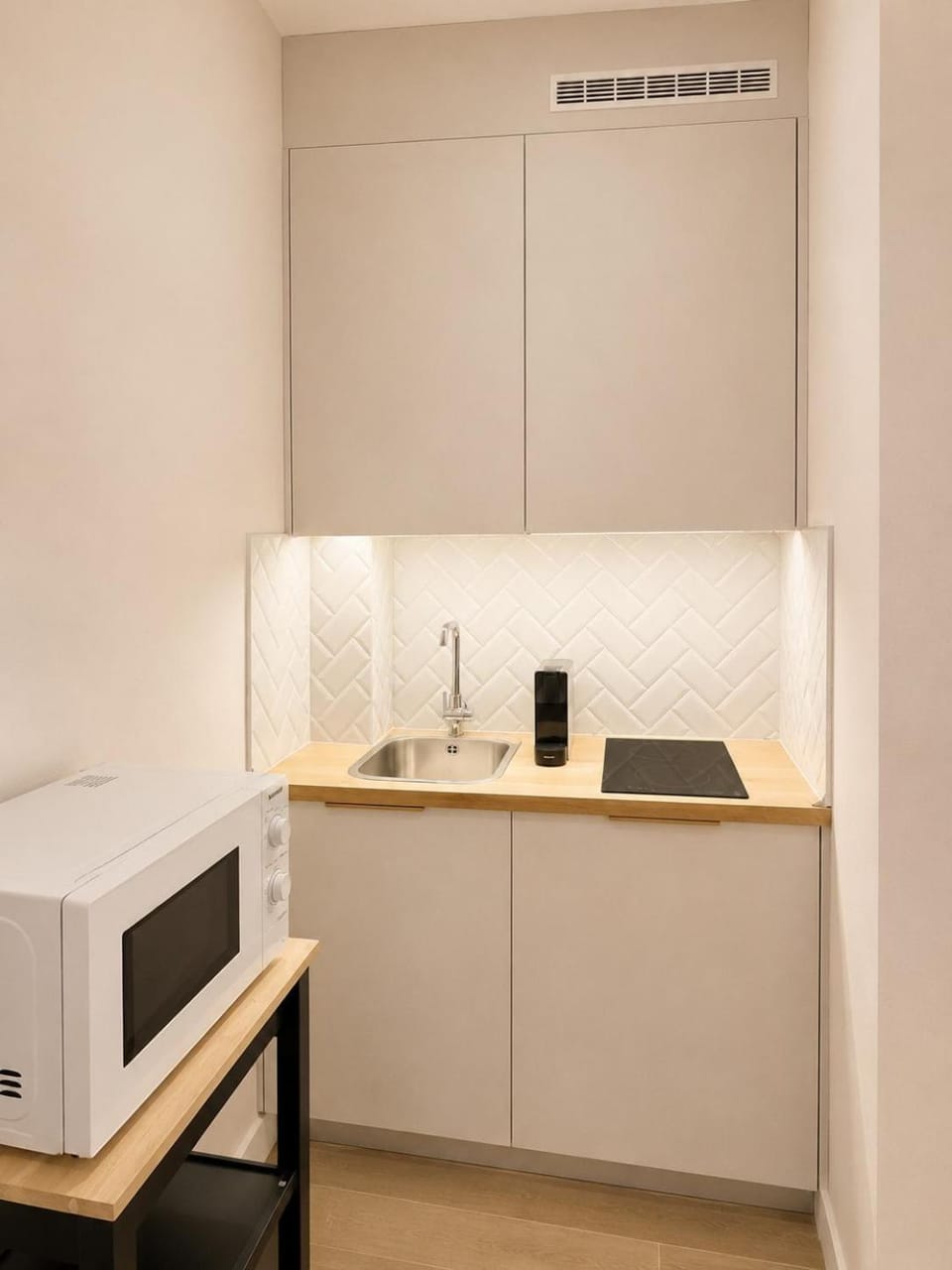 Kitchen or kitchenette, microwave, stove, toaster, kitchen, air conditioner, air conditioner