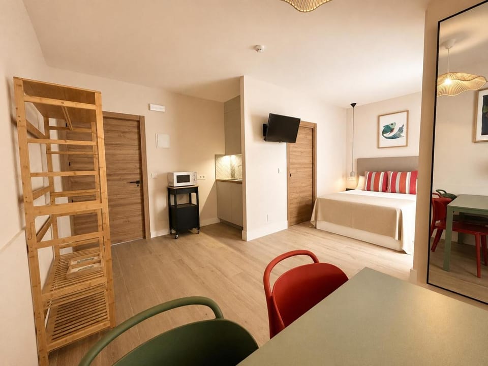 Bed, TV and multimedia, Kitchen or kitchenette, Living room, Photo of the whole room, Dining area, Bedroom, internet, internet, air conditioner, air conditioner