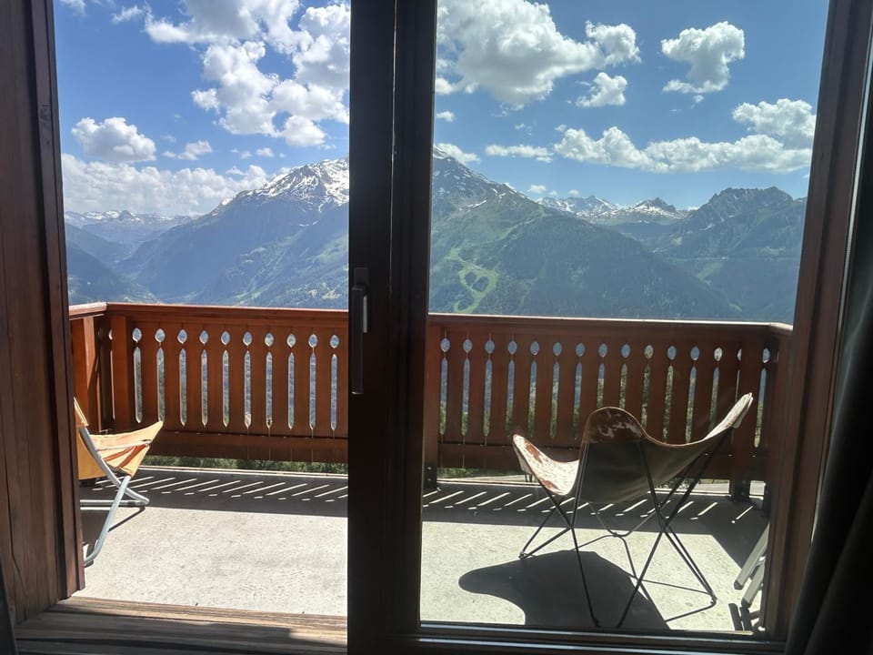 Chalet des Eucherts - La Rosiere- Appartement spacieux, 112 m2, 4 chambres pour 9-10 personnes, 300 m des pistes, parking privé, Vue exceptionnelle Apartment in Montvalezan