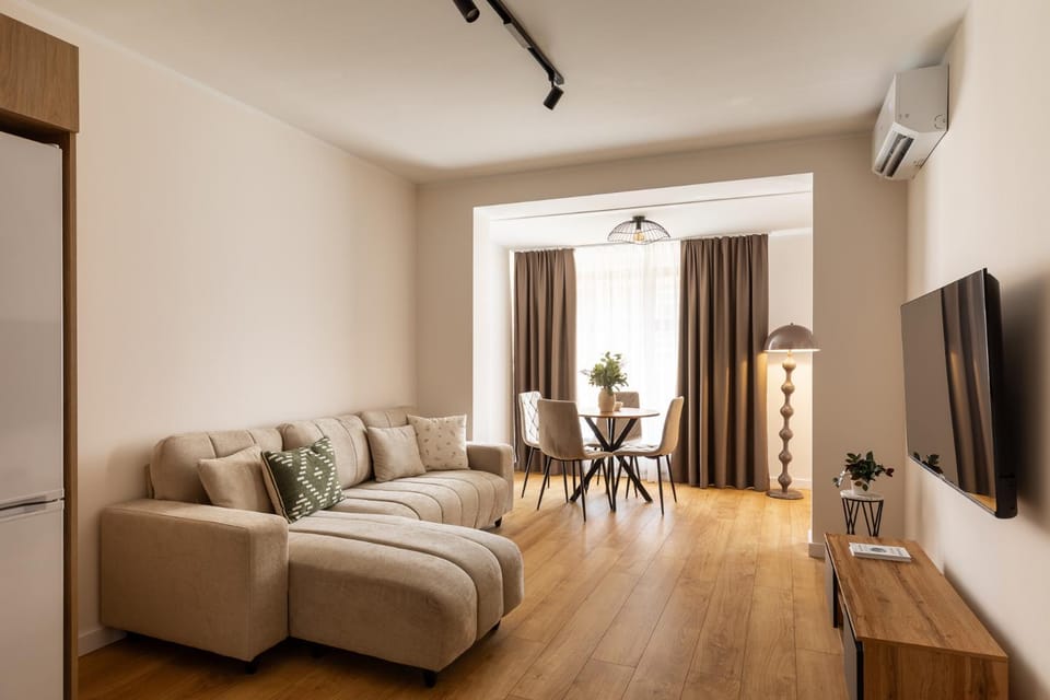 Bed, TV and multimedia, Living room, Photo of the whole room, Seating area, Evening entertainment