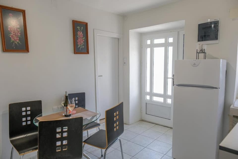 Kitchen or kitchenette, Dining area