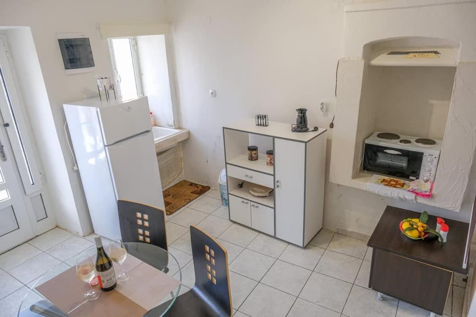 Kitchen or kitchenette, Dining area, oven