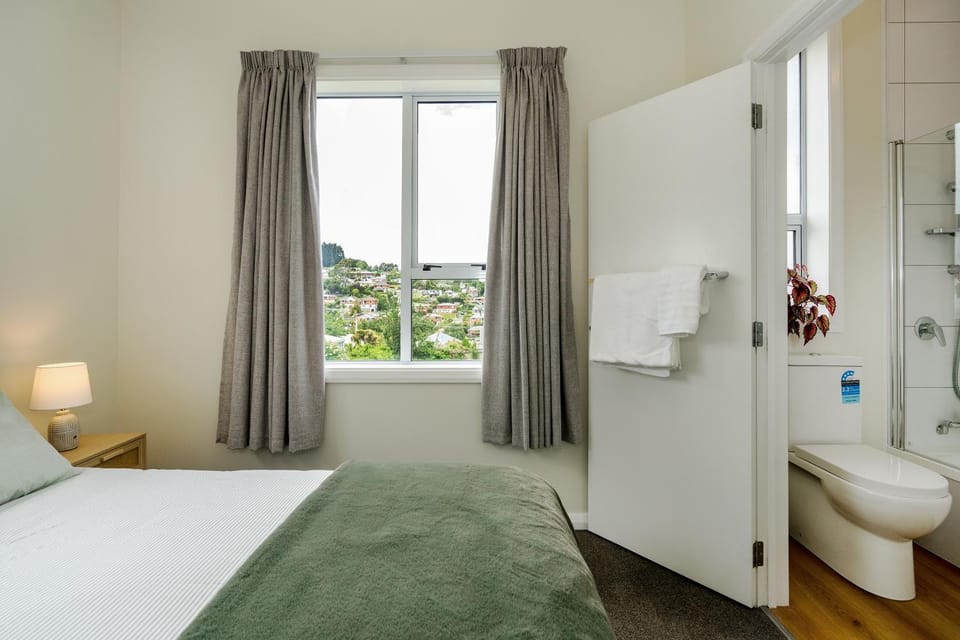 Toilet, Bed, Bathroom, Photo of the whole room, Bedroom, towels