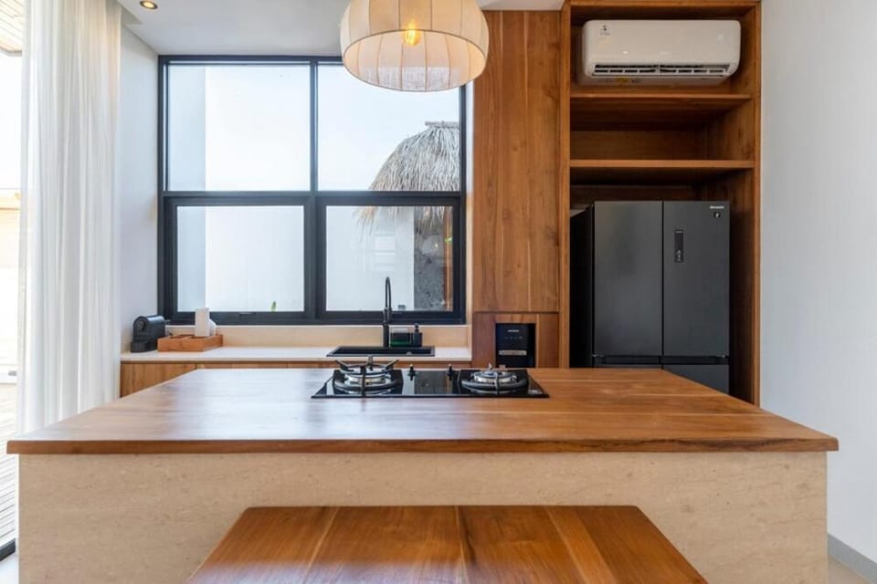Kitchen or kitchenette, minibar, stove