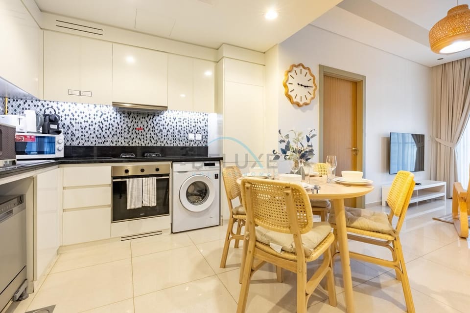 Dining area, microwave, kitchen