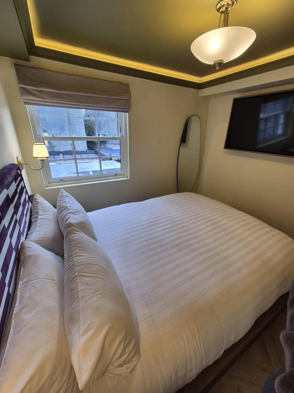Bed, TV and multimedia, Bedroom