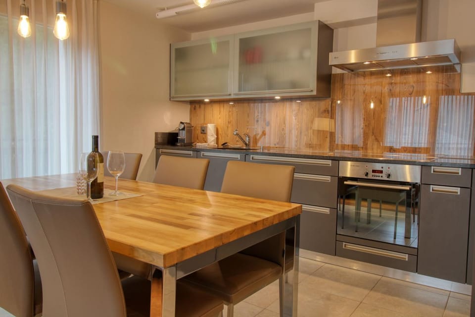 Kitchen or kitchenette, Living room, Seating area, Dining area, oven, stove