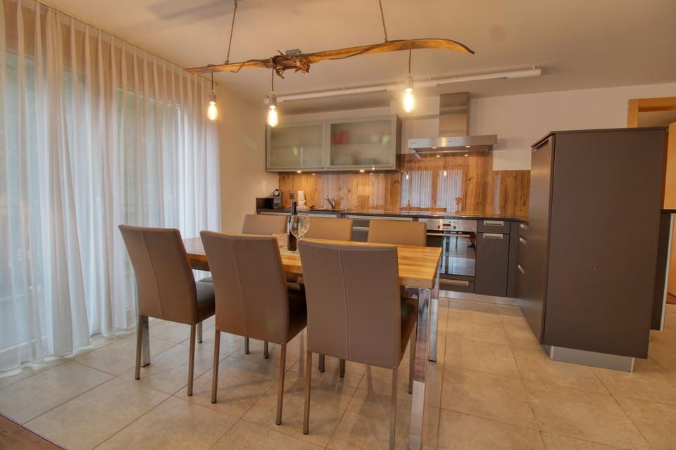 Kitchen or kitchenette, Dining area, oven, stove