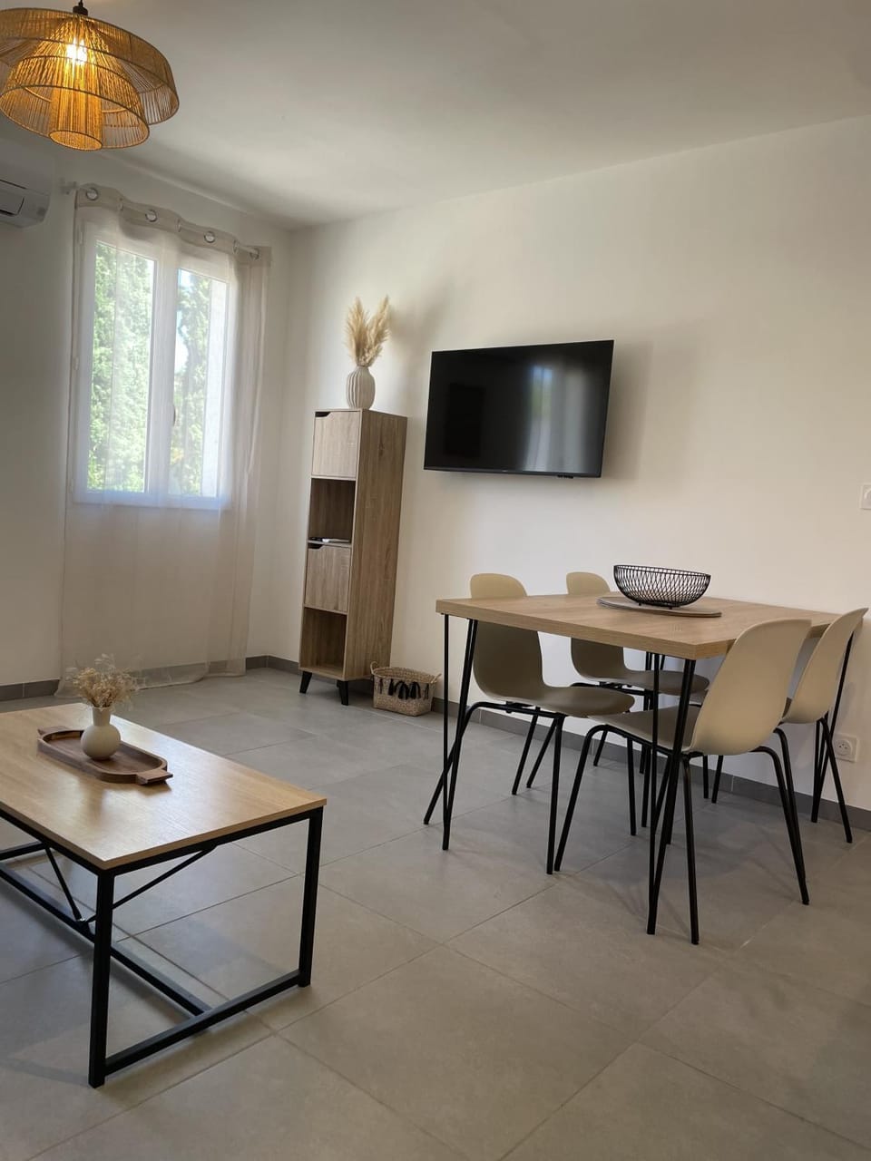 TV and multimedia, Seating area, Dining area