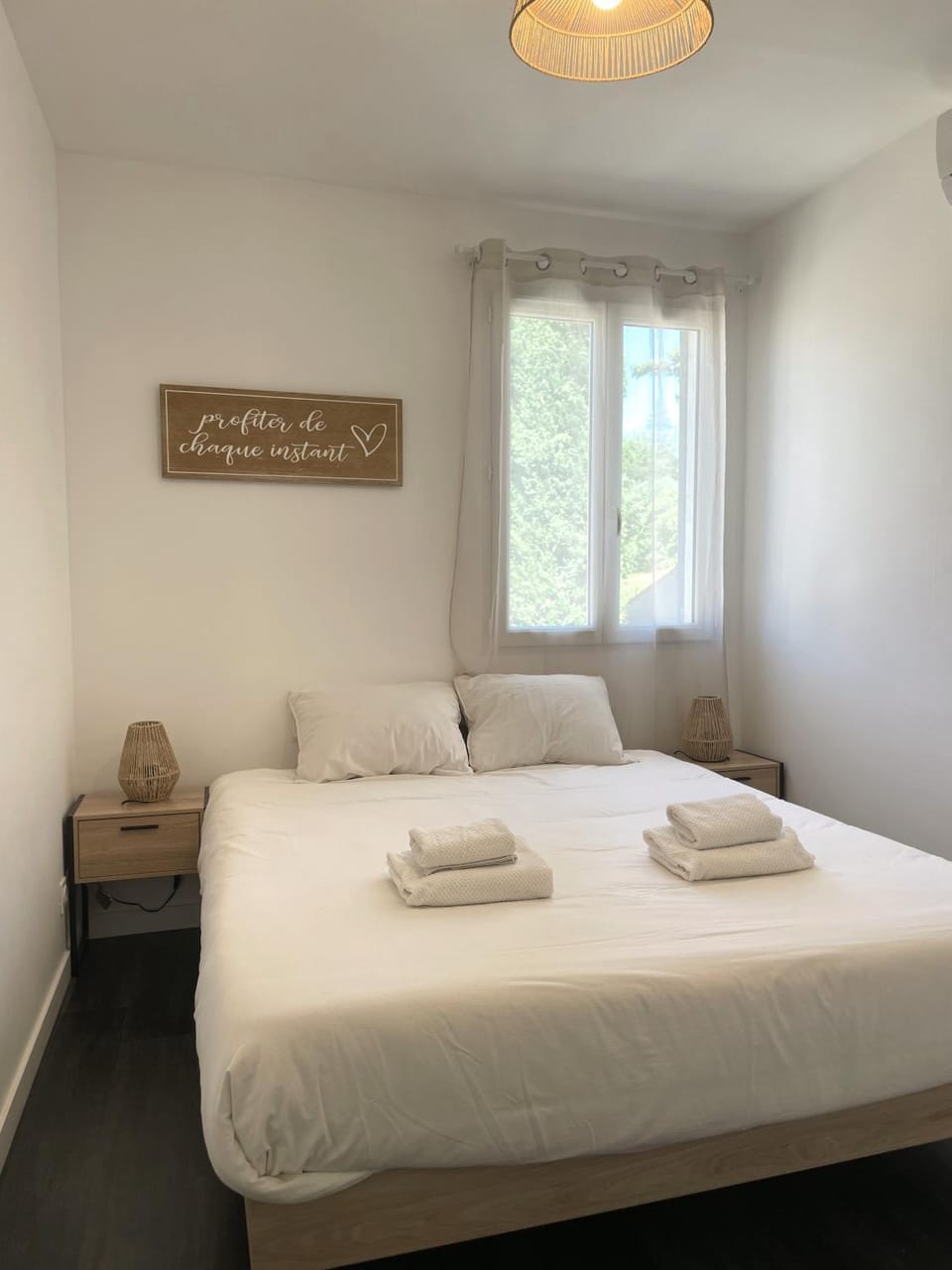 Bed, Photo of the whole room, Bedroom, towels
