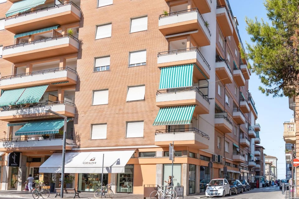 Property building, Day, Neighbourhood, City view, Street view, Location, Parking