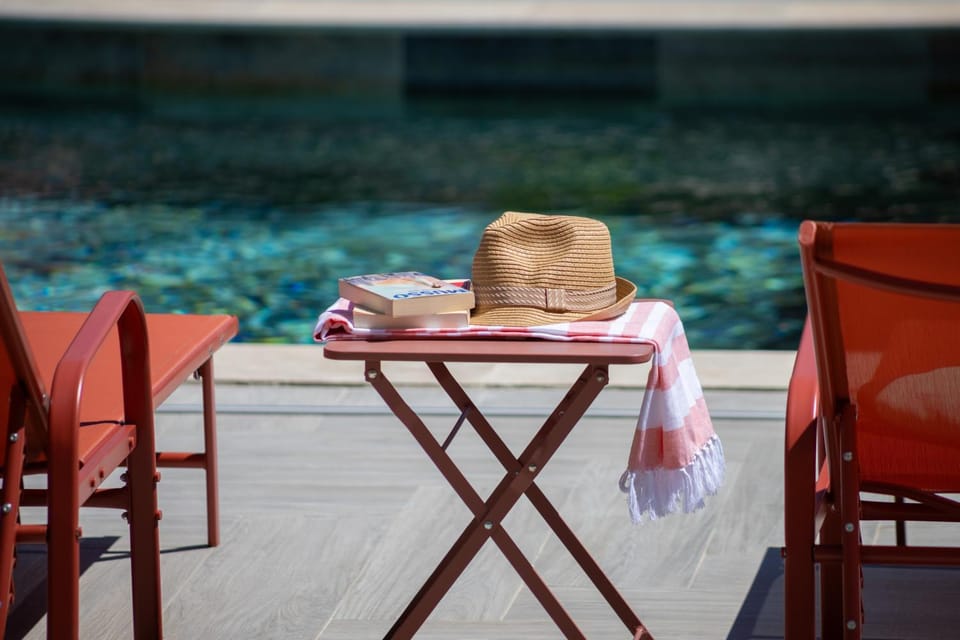 Decorative detail, sunbed, towels