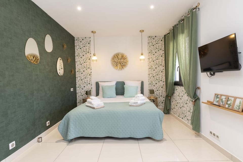 Bed, TV and multimedia, Balcony/Terrace, Photo of the whole room, Seating area, Bedroom, heating, towels, wardrobe, air conditioner