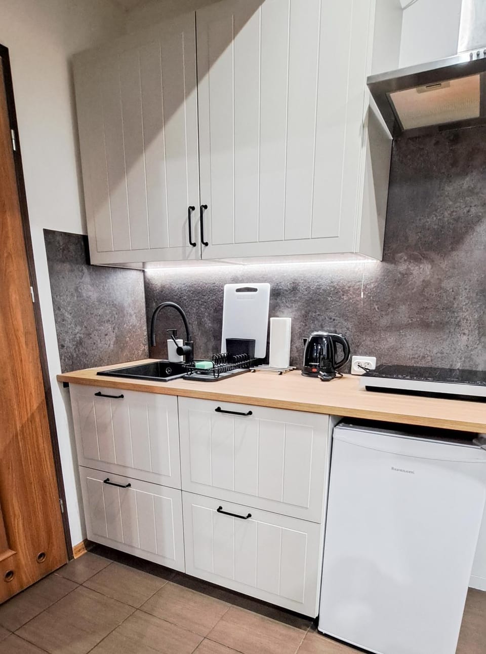 Kitchen or kitchenette, microwave, kitchen