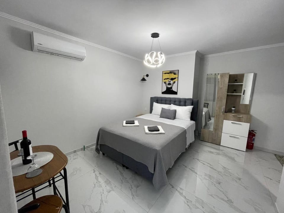 Bed, Photo of the whole room, Dining area, Bedroom, towels, wardrobe, air conditioner