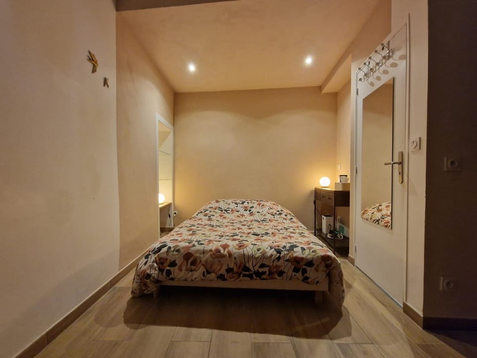 Bed, Photo of the whole room