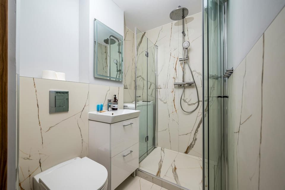 Shower, Toilet, Bathroom, towels