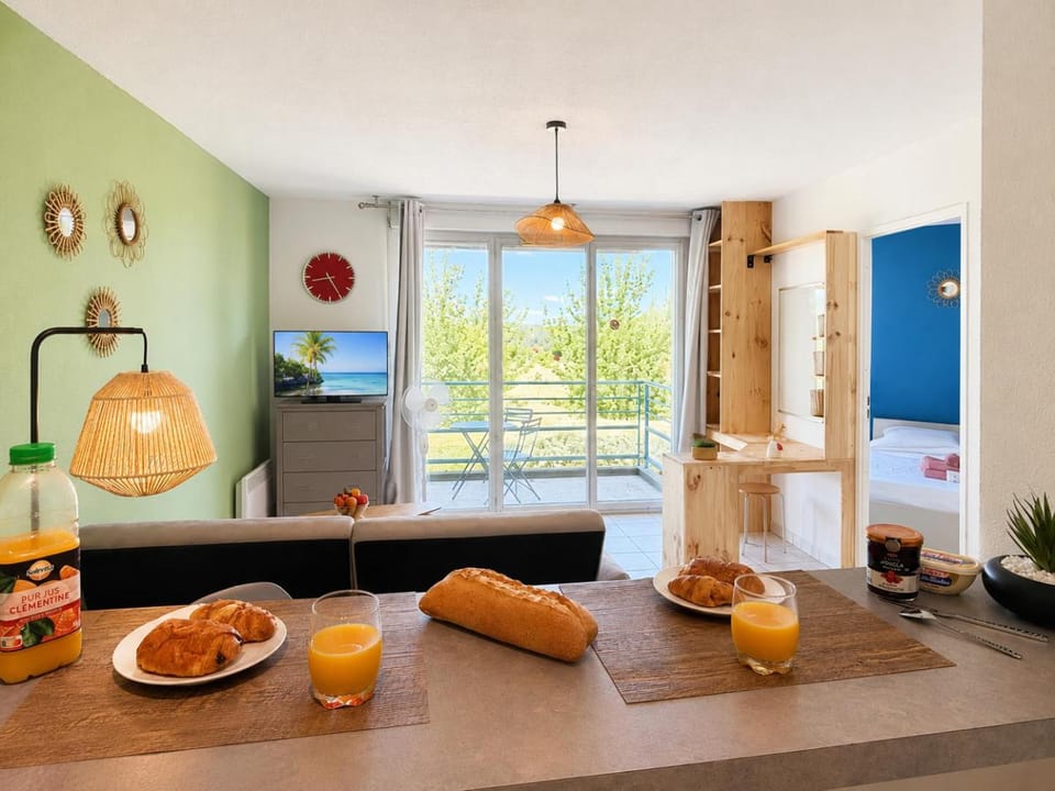 Kitchen or kitchenette, Living room, Seating area