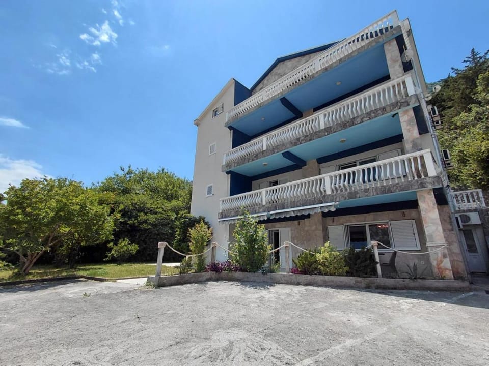 Property building, Facade/entrance, Parking