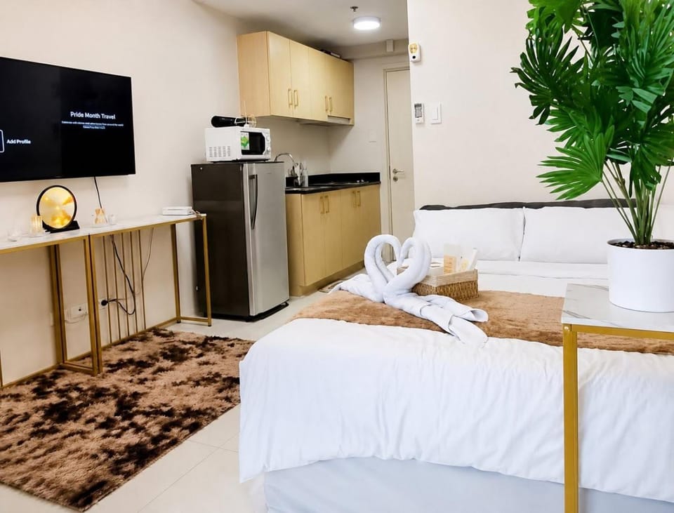 Bed, TV and multimedia, Bedroom, oven, air conditioner