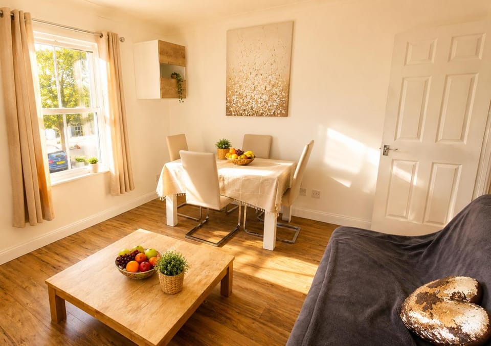 Charming Victorian one-bedroom flat in a prime location, just moments from the seafront, the i360, and the train station Apartment in Hove
