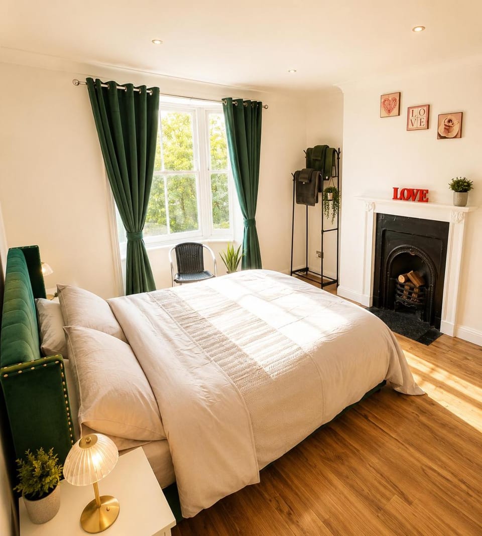 Charming Victorian one-bedroom flat in a prime location, just moments from the seafront, the i360, and the train station Apartment in Hove