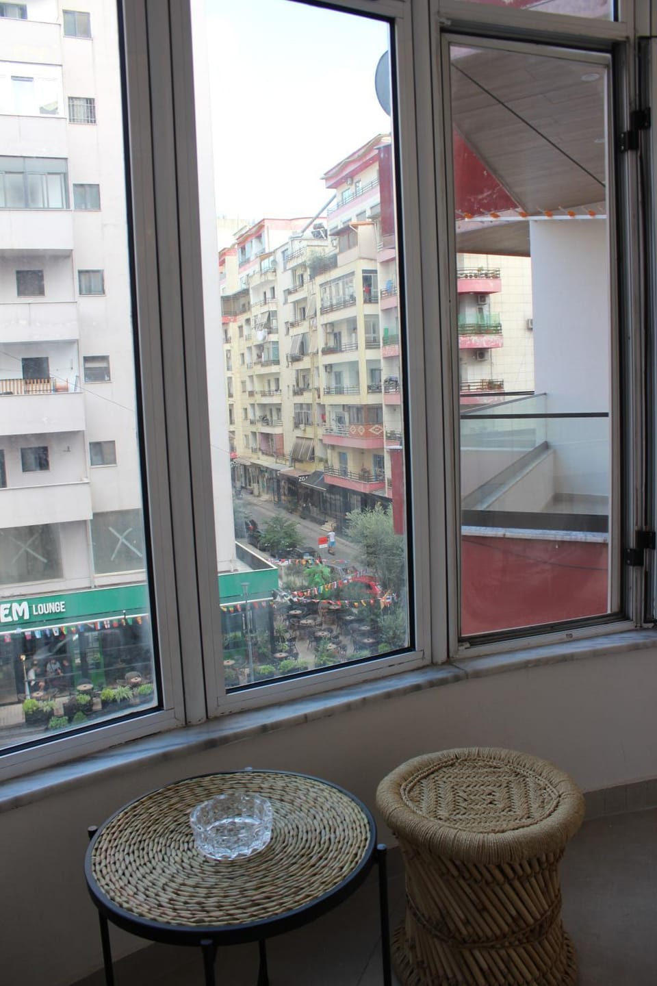 Property building, Day, View (from property/room), Balcony/Terrace, Living room, Seating area, Dining area, City view