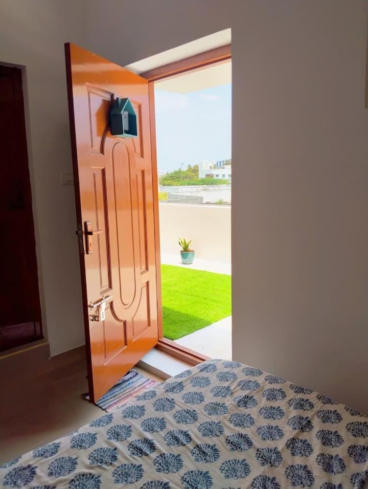 Very cosy Studio, Private Terrace, 2 km WhiteTown SHELA House in Puducherry