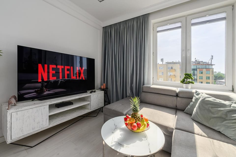 Communal lounge/ TV room, TV and multimedia, Living room, Seating area, Evening entertainment