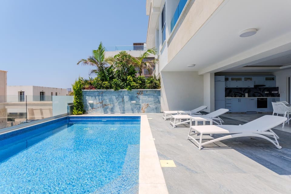 Pool view, Swimming pool, sunbed