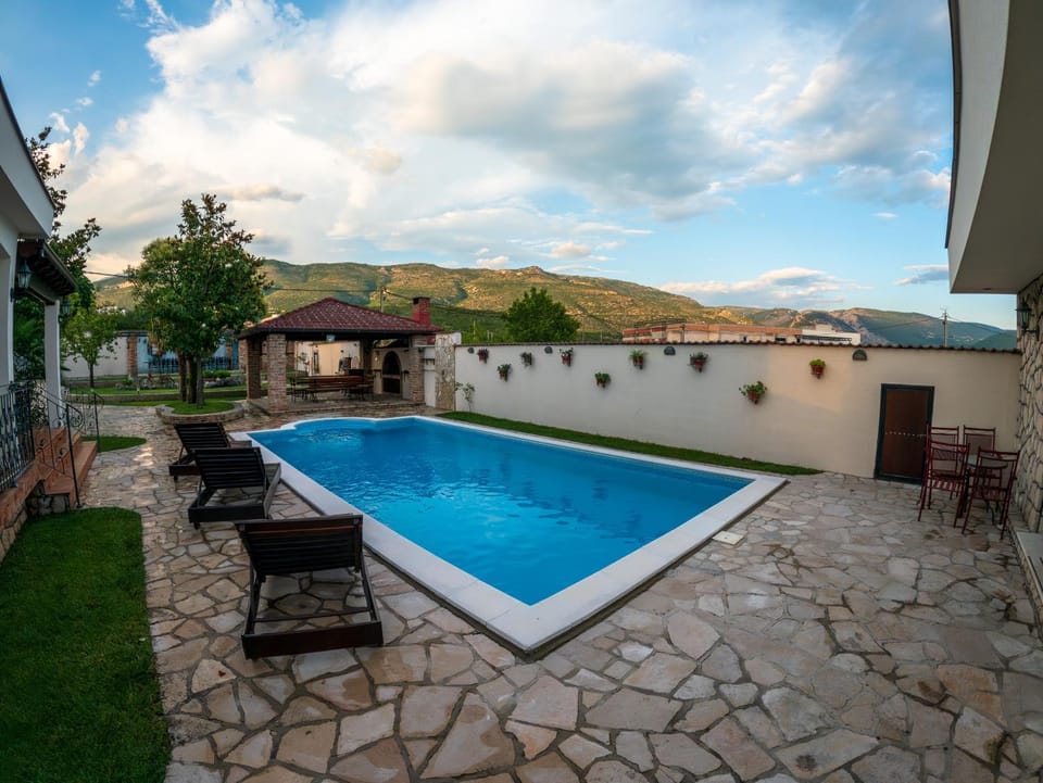 Property building, Mountain view, Pool view, Swimming pool, Swimming pool, sunbed