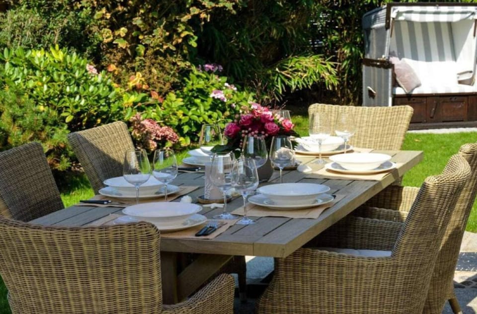 Patio, Spring, Day, Garden, Food and drinks, Dining area, Food, Garden view