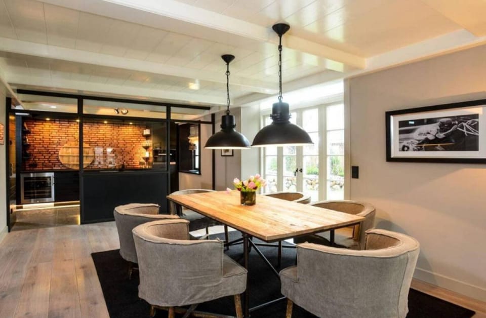 Kitchen or kitchenette, Seating area, Dining area