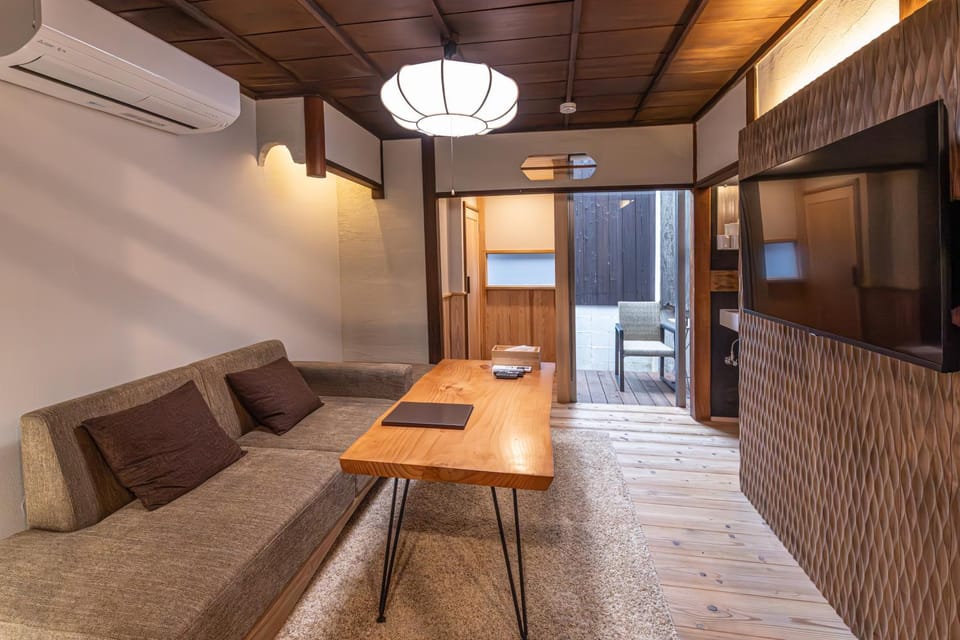 TV and multimedia, Living room, Seating area, Dining area, air conditioner