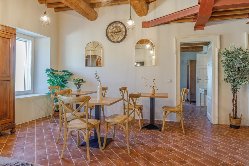 Seating area, Dining area