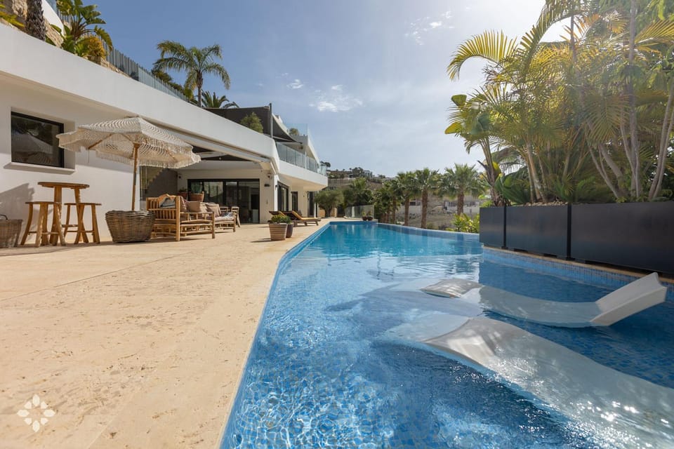 Day, Pool view, Swimming pool, sunbed