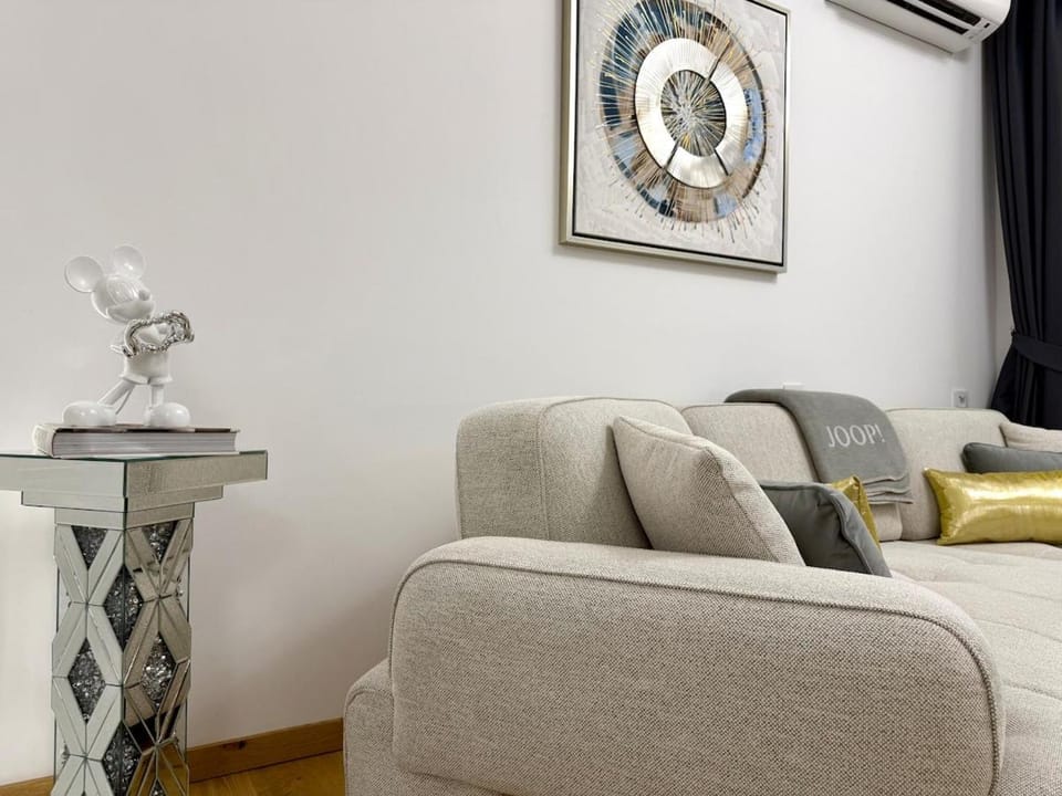 Living room, Seating area, air conditioner